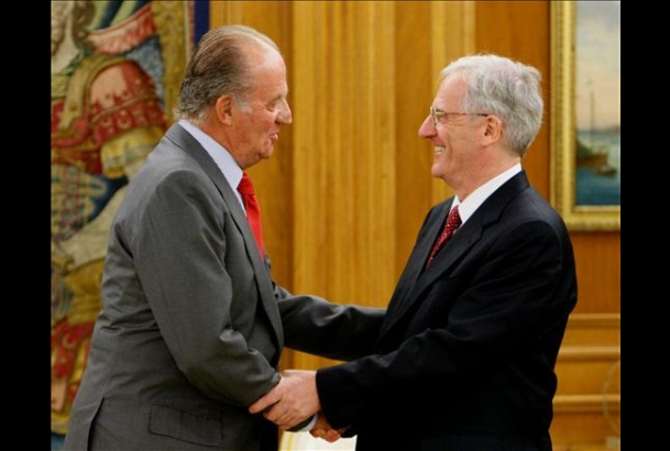Don Juan Carlos saluda al Presidente de Hungría, László Sólyom