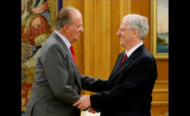 Don Juan Carlos saluda al Presidente de Hungría, László Sólyom
