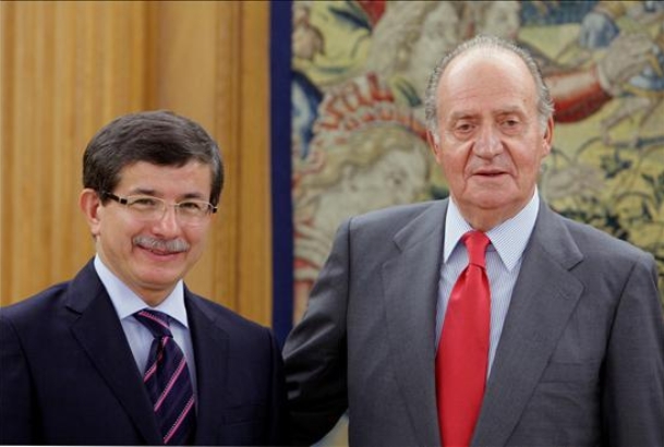 Su Majestad junto a Ahmet Davutoglu, ministro de Asuntos Exteriores de la República de Turquía