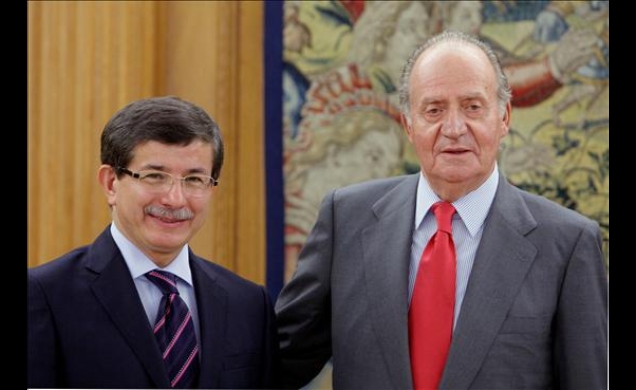 Su Majestad junto a Ahmet Davutoglu, ministro de Asuntos Exteriores de la República de Turquía
