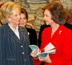 La Reina conversa con la presidenta de la Asociación Concordia AntiSida, la Princesa María Luisa de Prusia