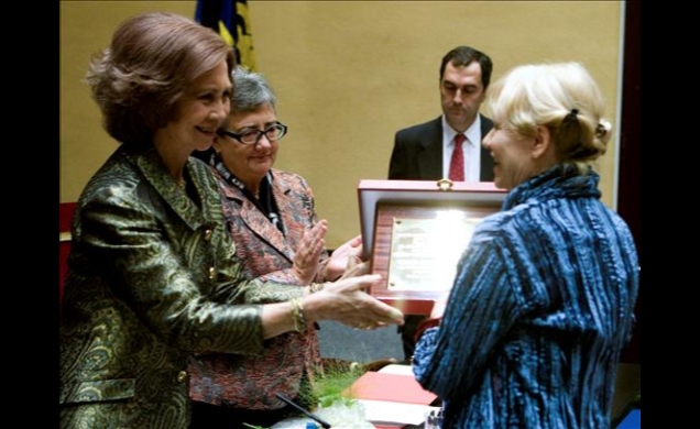 La Reina entrega el galardón a Eva Lootz