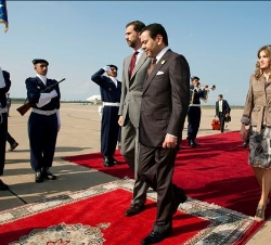 Don Felipe y Doña Letizia, a su llegada a Rabat, con el Príncipe Moulay Rachid
