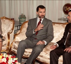 Encuentro de los Príncipes de Asturias con el Príncipe Moulay Rachid en el Salón Real del Aeropuerto de Rabat
