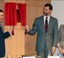 El Príncipe de Asturias y el Príncipe Moulay Rachid, junto a Doña Letizia, descubren una placa conmemorativa de la inauguración de las nuevas instalac
