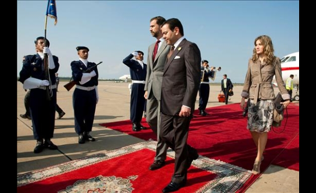 Don Felipe y Doña Letizia, a su llegada a Rabat, con el Príncipe Moulay Rachid