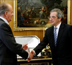 Don Juan Carlos recibe el saludo del presidente de la Fundación Telefónica, César Alierta