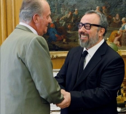 Don Juan Carlos recibe el saludo del presidente de la Academia de las Artes y las Ciencias Cinematográficas de España