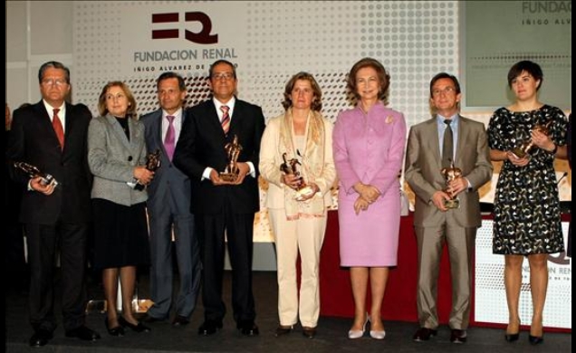 Su Majestad la Reina junto a los premiados