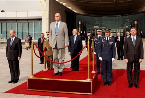 Don Juan Carlos, durante la despedida oficial en el Aeropuerto de Barajas