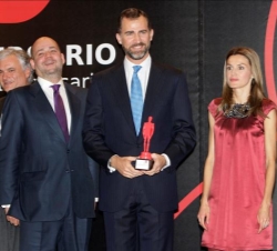 Los Príncipes, con el presidente de CEAJE, tras recibir un reconocimiento por su apoyo a los jóvenes empresarios