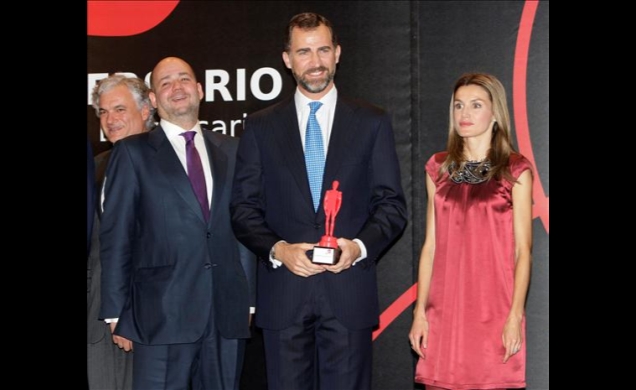 Los Príncipes, con el presidente de CEAJE, tras recibir un reconocimiento por su apoyo a los jóvenes empresarios