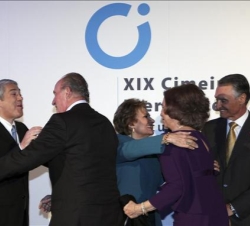 Saludo entre Sus Majestades, el Presidente de la República Portuguesa, su esposa, y el primer ministro portugués, a su llegada a la sesión inaugural
