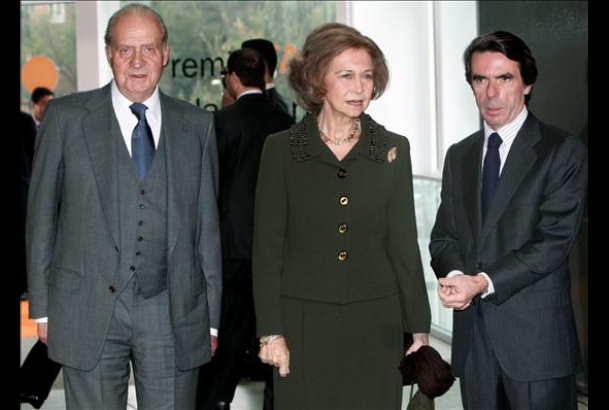 Sus Majestades los Reyes junto al ex presidente del Gobierno José María Aznar a su llegada a los Teatros del Canal