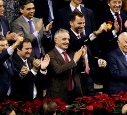 El Príncipe celebra el triunfo español, acompañado por secretario de Estado para el Deporte, Jaime Lissavetzky, el alcalde de Barcelona, Jordi Hereu, 