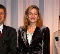 Su Alteza Real, con el secretario ejecutivo, Julian Lob-Levyt, y la Sra. Leith Greenslade