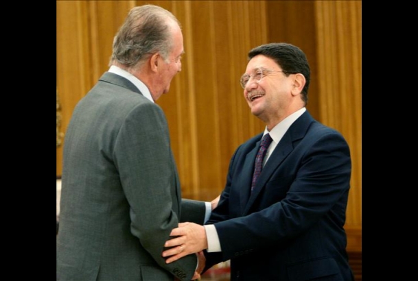Don Juan Carlos recibe el saludo del secretario general de la Organización Mundial del Turismo, Taleb Rifai
