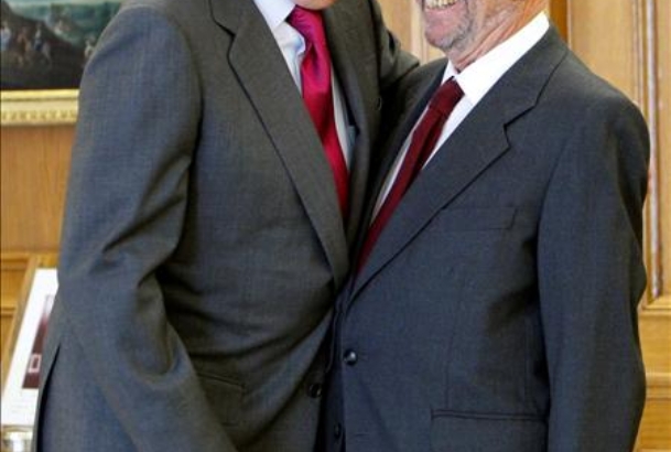 Don Juan Carlos con Alberto Oliart