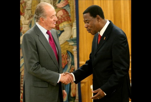 Su Majestad el Rey recibe el saludo del Presidente de la República de Benín, Yayi Boni