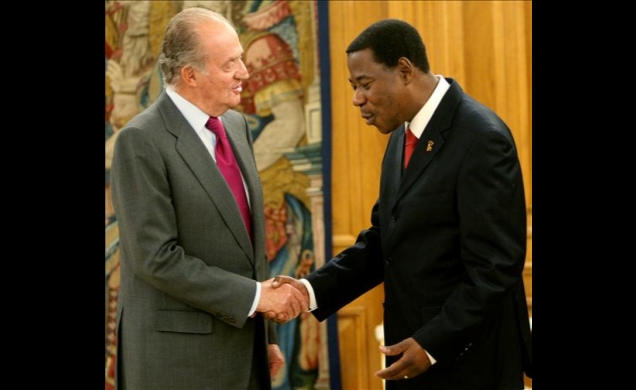 Su Majestad el Rey recibe el saludo del Presidente de la República de Benín, Yayi Boni