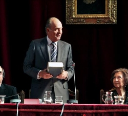 Don Juan Carlos, junto a Doña Sofía y el ministro de Educación,Ángel Gabilondo