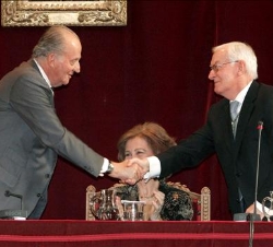 Su Majestad el Rey recibe el saludo del director de la Real Academia Española, Víctor García de la Concha
