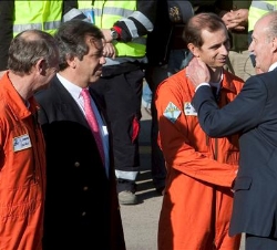 Saludo de Su Majestad a los pilotos, Ed Strongman e Ignacio Lombo
