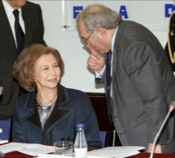 La Reina conversa con el presidente de la Comisión de Contenidos de la FAD, Eduardo Serra