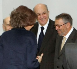 Su Majestad recibe el saludo del presidente de la Corporación RTVE, Alberto Oliart