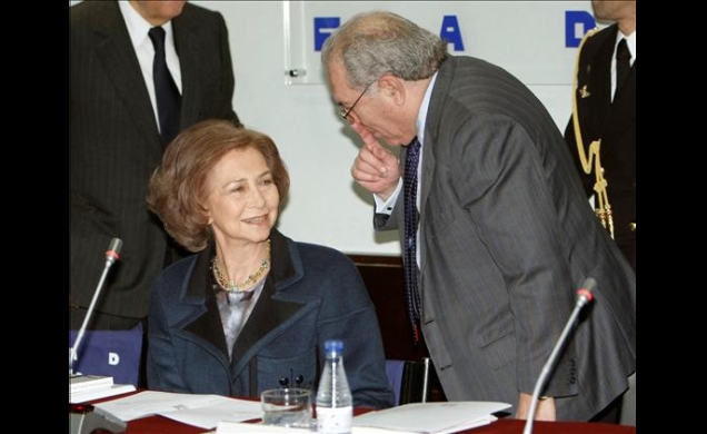 La Reina conversa con el presidente de la Comisión de Contenidos de la FAD, Eduardo Serra