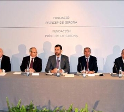 Don Felipe, con el presidente de la Generalitat de Cataluña, José Montilla, y el presidente, el director y el secretario de la Fundación, Antoni Estev