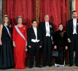 Los Reyes y los Príncipes con el Presidente Triet y su esposa, antes de la cena de gala