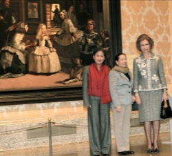 Doña Sofía y la esposa del Presidente Triet, junto a Las Meninas de Velázquez