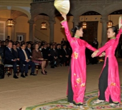 Los Reyes y el Presidente de Vietnam y su esposa, durante el espectáculo de folclore vietnamita