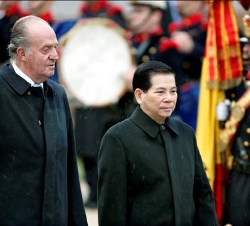Su Majestad el Rey y el Presidente Triet pasan revista a las tropas durante la ceremonia de despedida en el Palacio de El Pardo