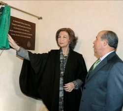 Su Majestad descubre una placa conmemorativa de la inauguración, acompañada por el alcalde de Granada