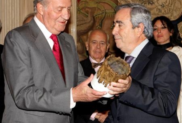 El alcalde de Alcorcón y presidente de la Fundación Instituto Cultura del Sur, Enrique Cascallana, entrega el galardón a Don Juan Carlos