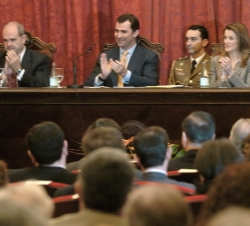Sus Altezas Reales los Príncipes de Asturias, junto al presidente andaluz, Manuel Chaves, en el Paraninfo de la Universidad
