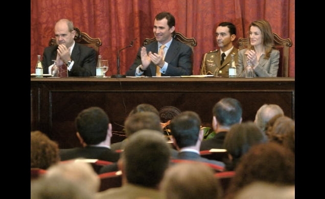 Sus Altezas Reales los Príncipes de Asturias, junto al presidente andaluz, Manuel Chaves, en el Paraninfo de la Universidad