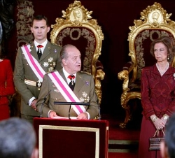 Don Juan Carlos, durante sus palabras, junto a la Reina y los Príncipes de Asturias
