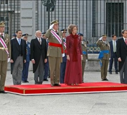 Los Reyes, los Príncipes, el presidente del Gobierno y los ministros de Defensa e Interior, durante la interpretación del Himno Nacional en la Plaza d