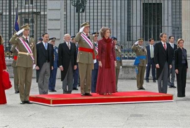 Los Reyes, los Príncipes, el presidente del Gobierno y los ministros de Defensa e Interior, durante la interpretación del Himno Nacional en la Plaza d