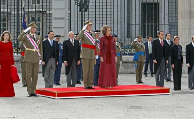 Los Reyes, los Príncipes, el presidente del Gobierno y los ministros de Defensa e Interior, durante la interpretación del Himno Nacional en la Plaza d