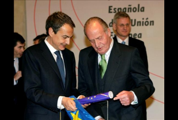 Don Juan Carlos observa el testigo recibido por el presidente del Gobierno de manos del ministro de Asuntos Exteriores Sueco