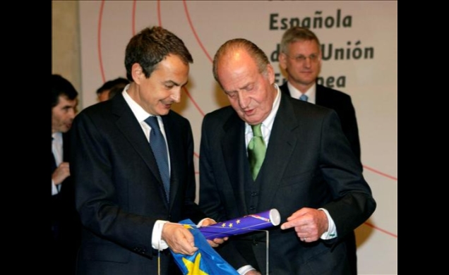 Don Juan Carlos observa el testigo recibido por el presidente del Gobierno de manos del ministro de Asuntos Exteriores Sueco