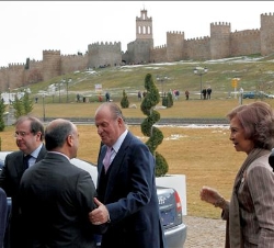 Sus Majestades los Reyes, acompañados por el presidente de la Junta de Castilla y León, saludan al alcalde deÁvila, MiguelÁngel García Nieto, a su lle