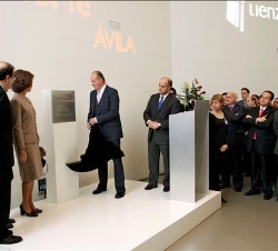 Don Juan Carlos descubre una placa conmemorativa de la inauguración de Lienzo Norte, en presencia de Doña Sofía