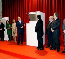 Sus Majestades descubren la placa conmemorativa de la inauguración del Vivero Industrial de Empresas de la Cámara de Comercio e Industria deÁvila