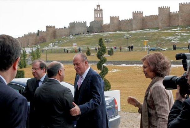 Sus Majestades los Reyes, acompañados por el presidente de la Junta de Castilla y León, saludan al alcalde deÁvila, MiguelÁngel García Nieto, a su lle