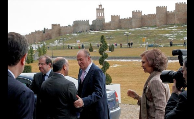 Sus Majestades los Reyes, acompañados por el presidente de la Junta de Castilla y León, saludan al alcalde deÁvila, MiguelÁngel García Nieto, a su lle